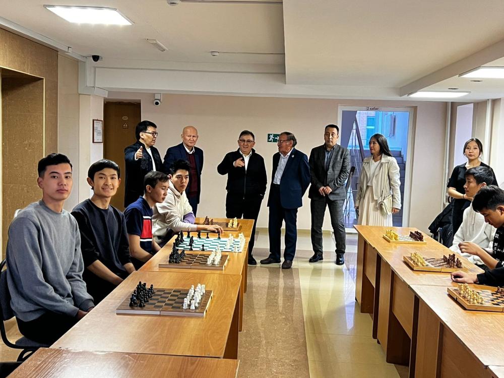 Факультет информационных технологий провел сеанс одновременной игры «Шахматы&Алгоритмика» в студенческом доме №5